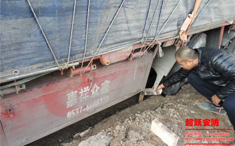2017年10月24日工地大車陷進(jìn)泥里，工人師傅們齊心協(xié)力***后成功解決問題。